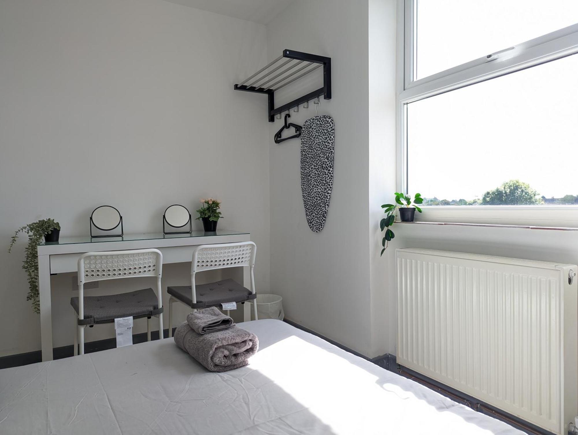 Near Centre Private Bath Free Parking