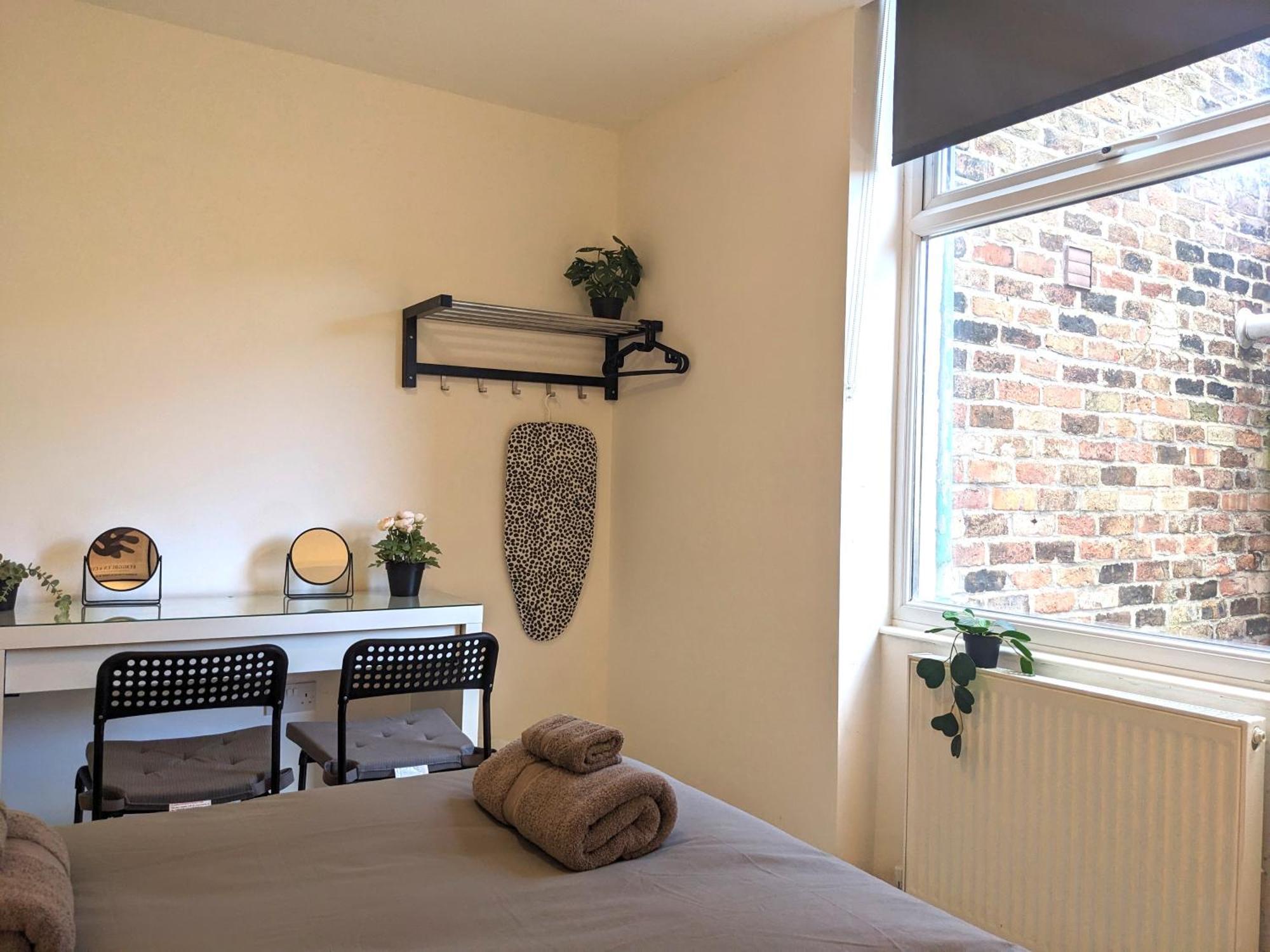 Near Centre Private Bath Free Parking Holiday home *