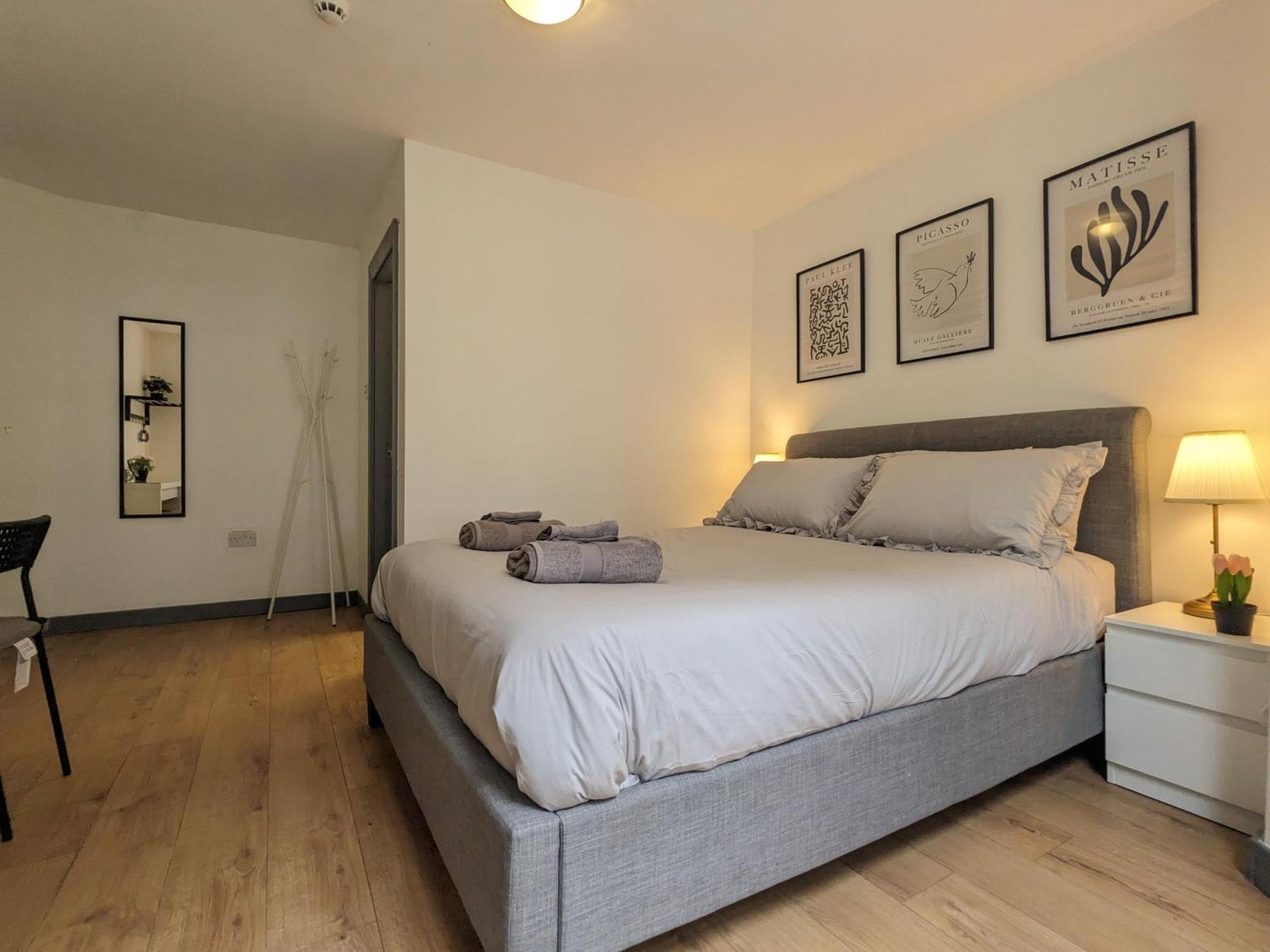 Near Centre Private Bath Free Parking Holiday home *