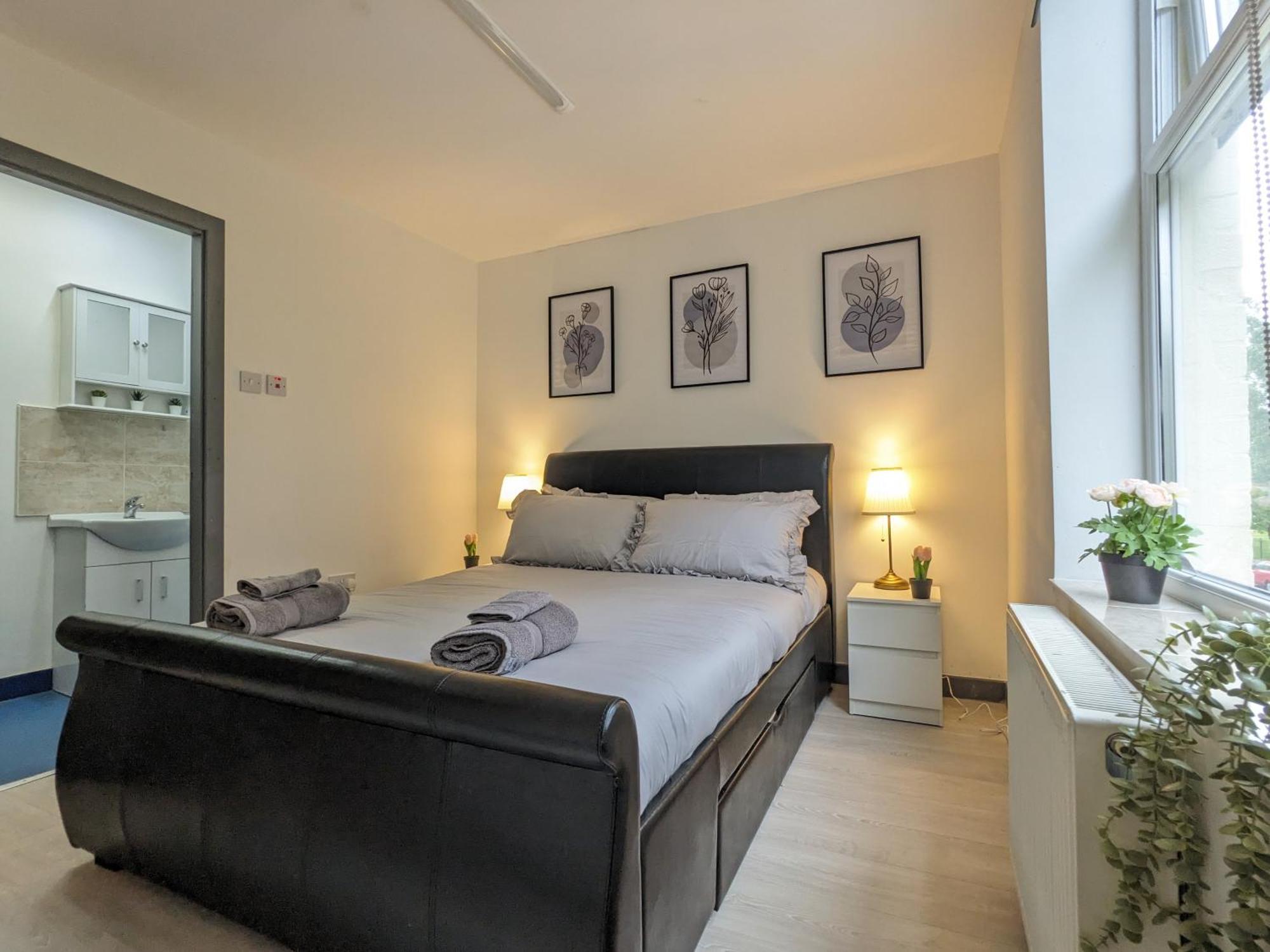 Near Centre Private Bath Free Parking